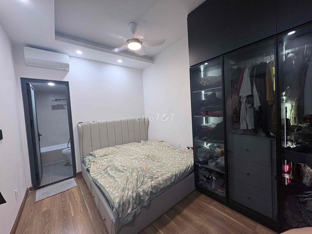 Rent a three-foot bedroom with a nice full interior of the 7th District center in place.