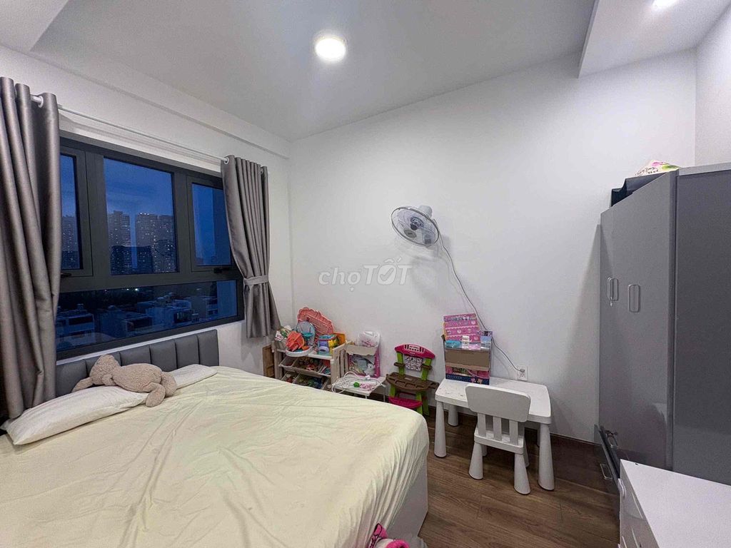 Rent a three-foot bedroom with a nice full interior of the 7th District center in place.