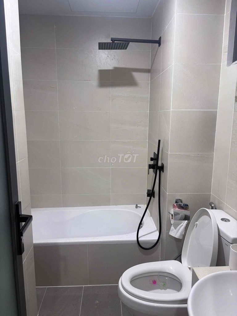 Rent a three-foot bedroom with a nice full interior of the 7th District center in place.