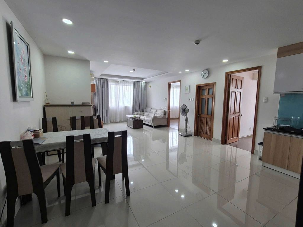 Rent Saigon Asiana district 6 2 bedrooms full of clothes