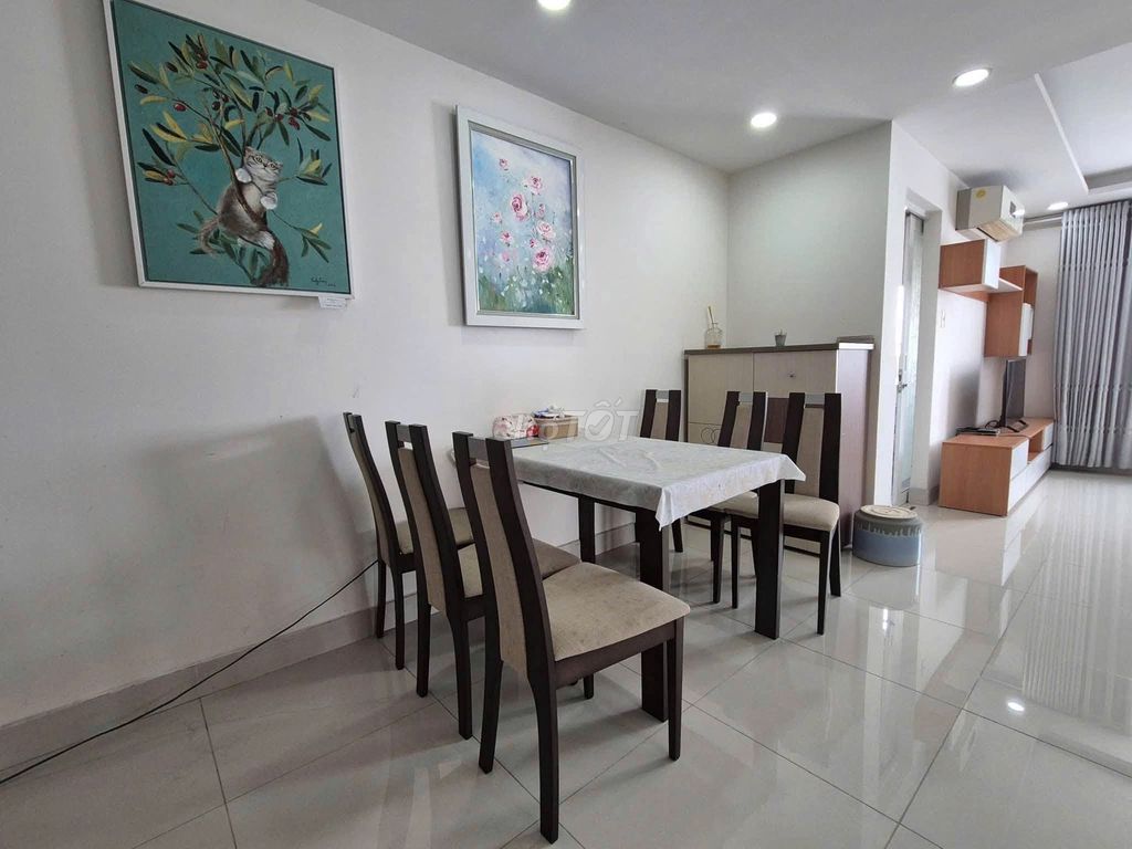 Rent Saigon Asiana district 6 2 bedrooms full of clothes