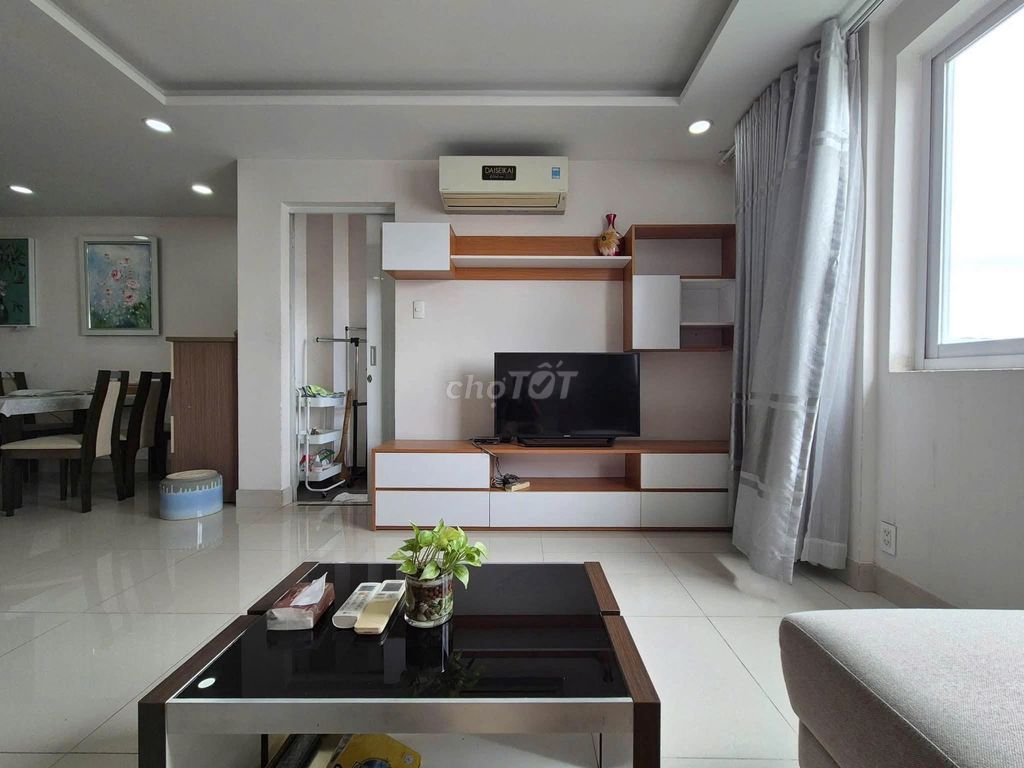 Rent Saigon Asiana district 6 2 bedrooms full of clothes
