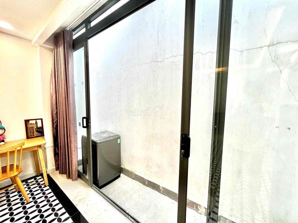 The studio is full of furniture, the balcony is in the middle of the 7th district.