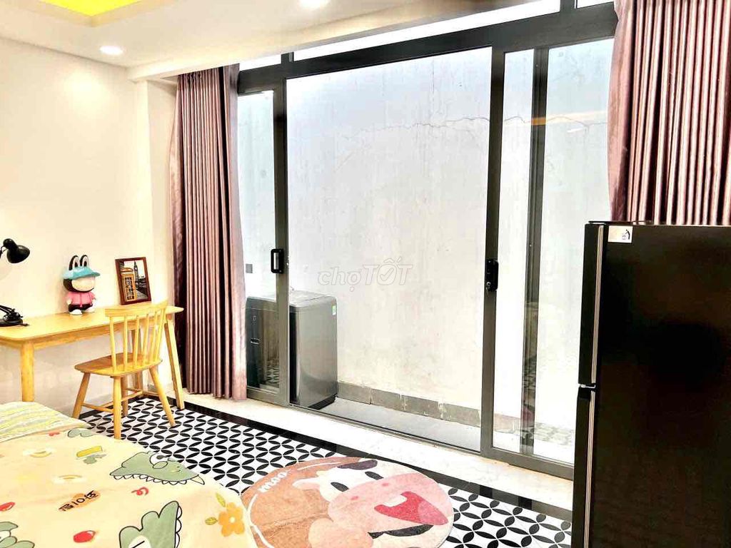 The studio is full of furniture, the balcony is in the middle of the 7th district.
