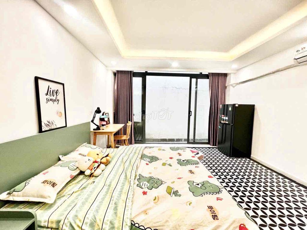 The studio is full of furniture, the balcony is in the middle of the 7th district.