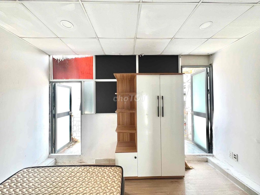 Rent two bedrooms 40 m2 Full interior Balcon 4/2 cars right on the 10th District Bridge.