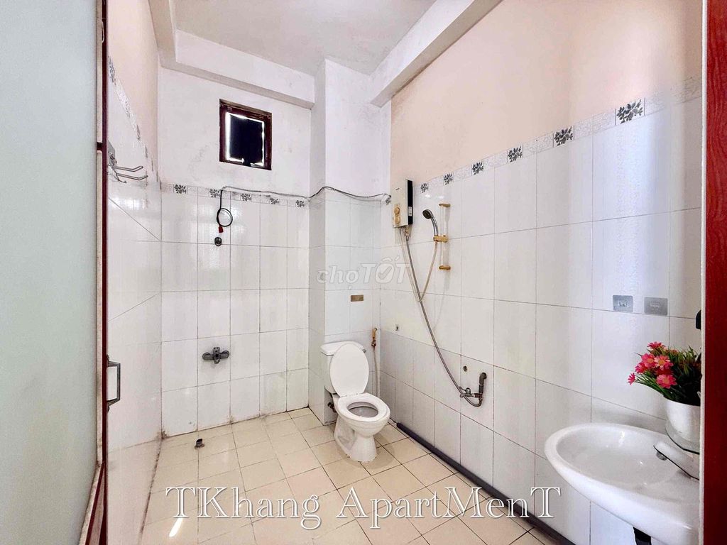 Rent the elevator balcony studio right in the middle of the 10th district.