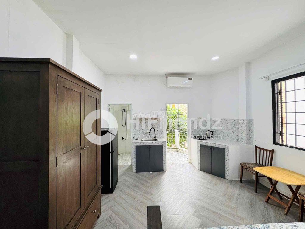 Rent the balcony studio right in the park. I'm in the county of one full interior.