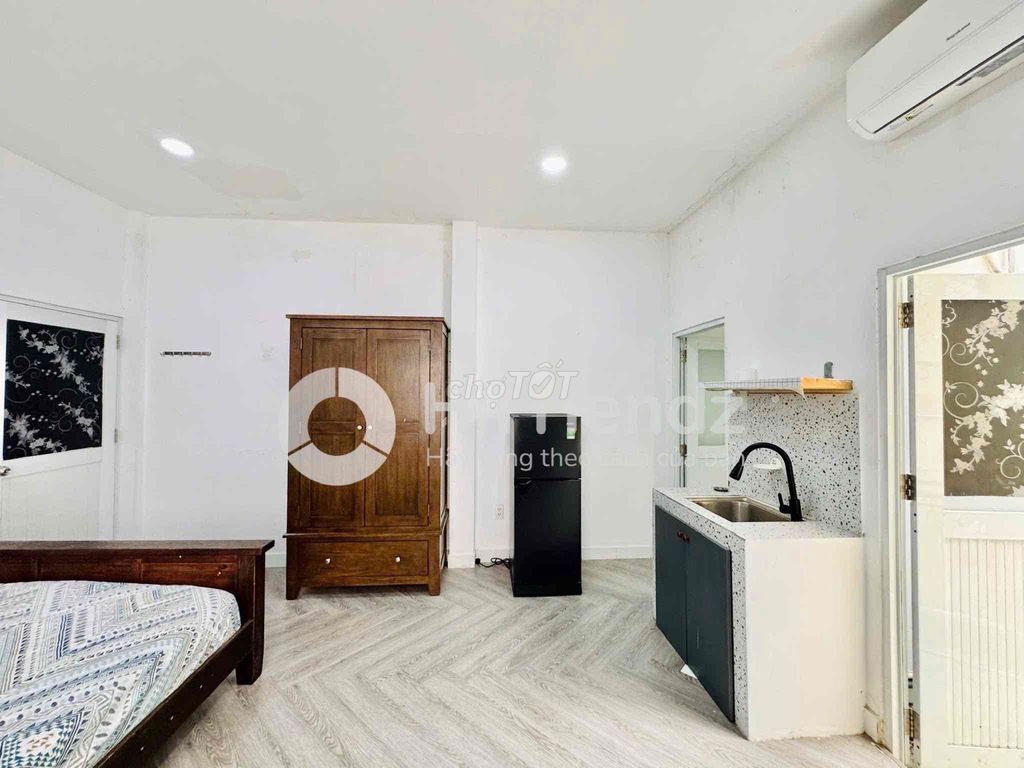Rent the balcony studio right in the park. I'm in the county of one full interior.