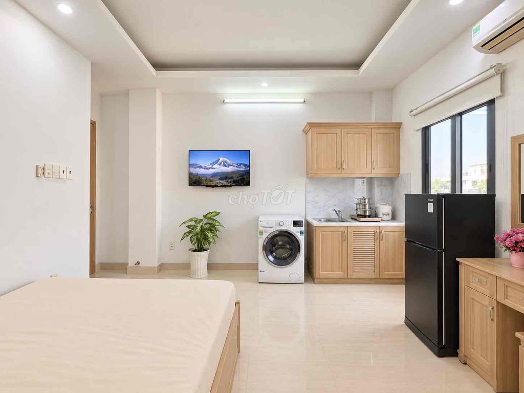 Right in the super open apartment right at Lê Văn Sỹ right at the elevator-proofing field.