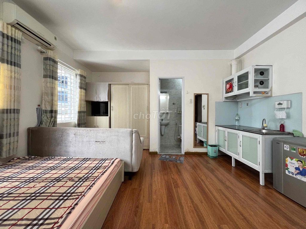 Rent the window studio right across from the district manager.