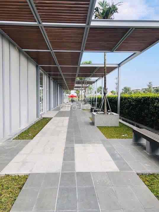 The owner rented the corner of Citisoho - full interior