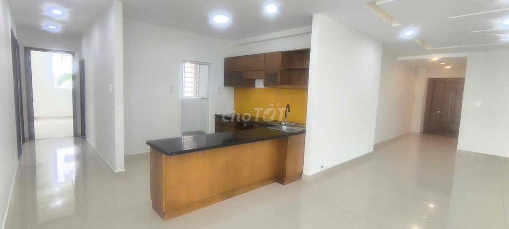 Rent apartment three bedrooms.