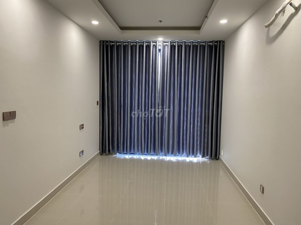 Seven o'clock. Two bedrooms. Right away.