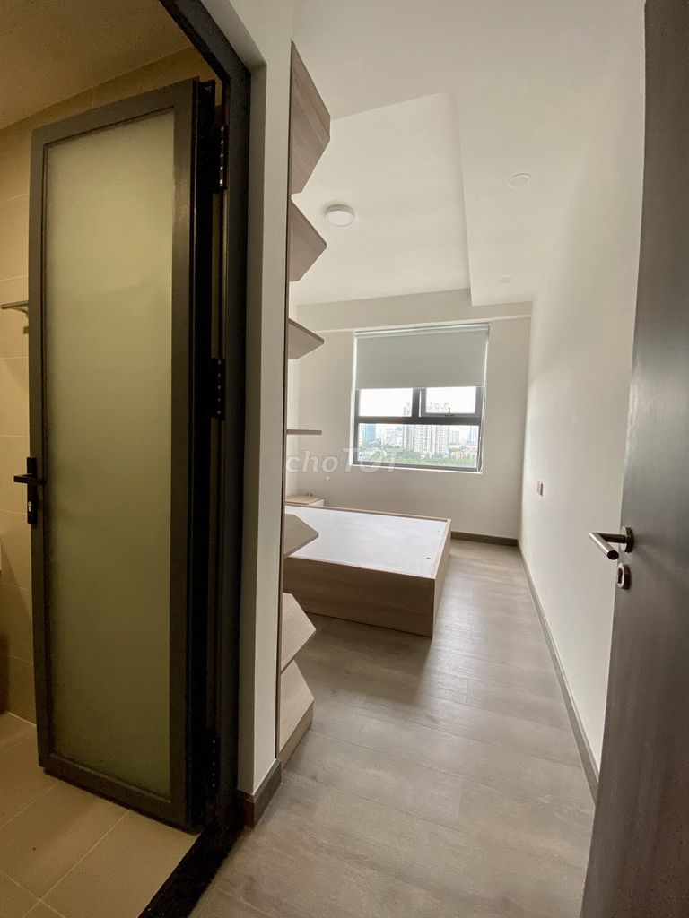 Seven o'clock. Two bedrooms. Right away.