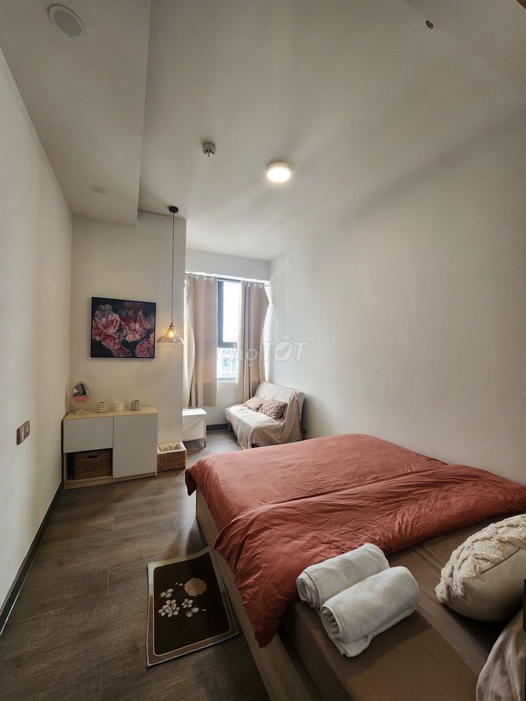 Seven o'clock. Two bedrooms. Right away.