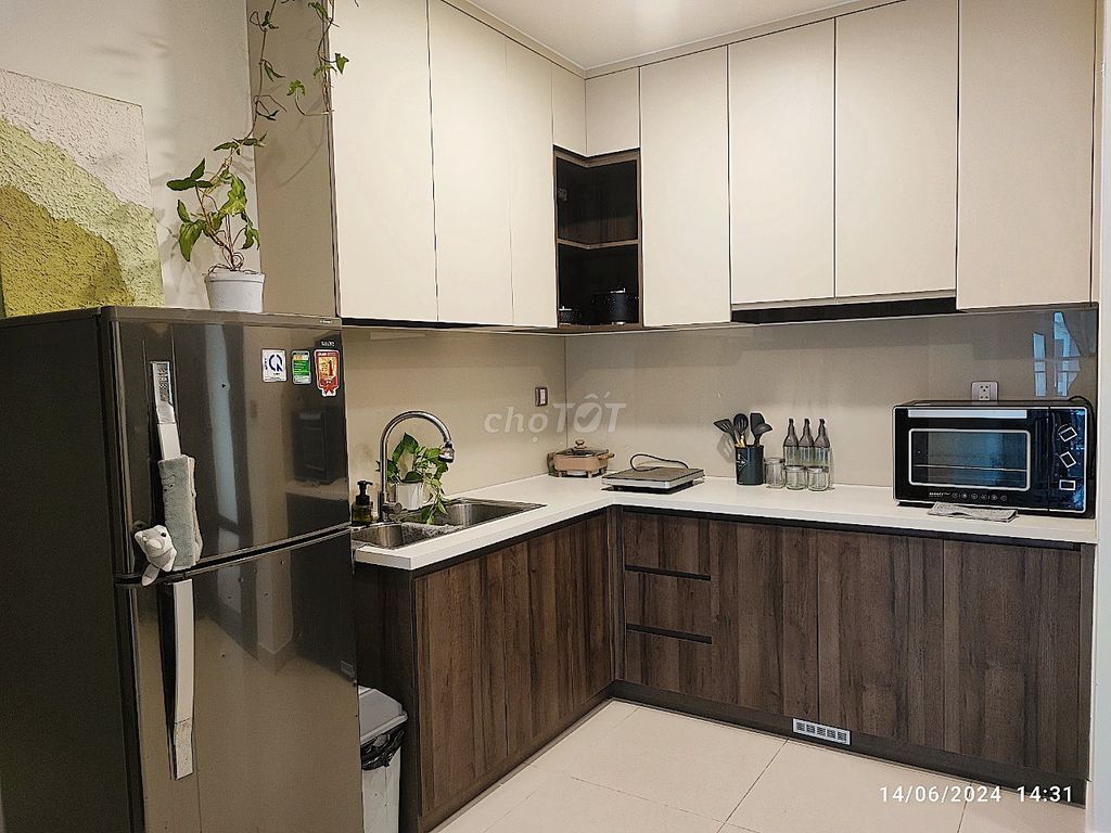 Seven o'clock. Two bedrooms. Right away.
