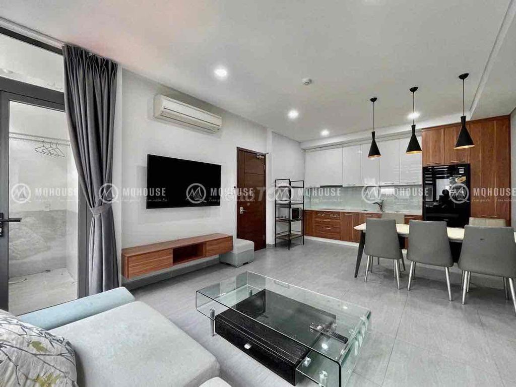 The two-size balcony suite is near the seven-center Tân Bình district.