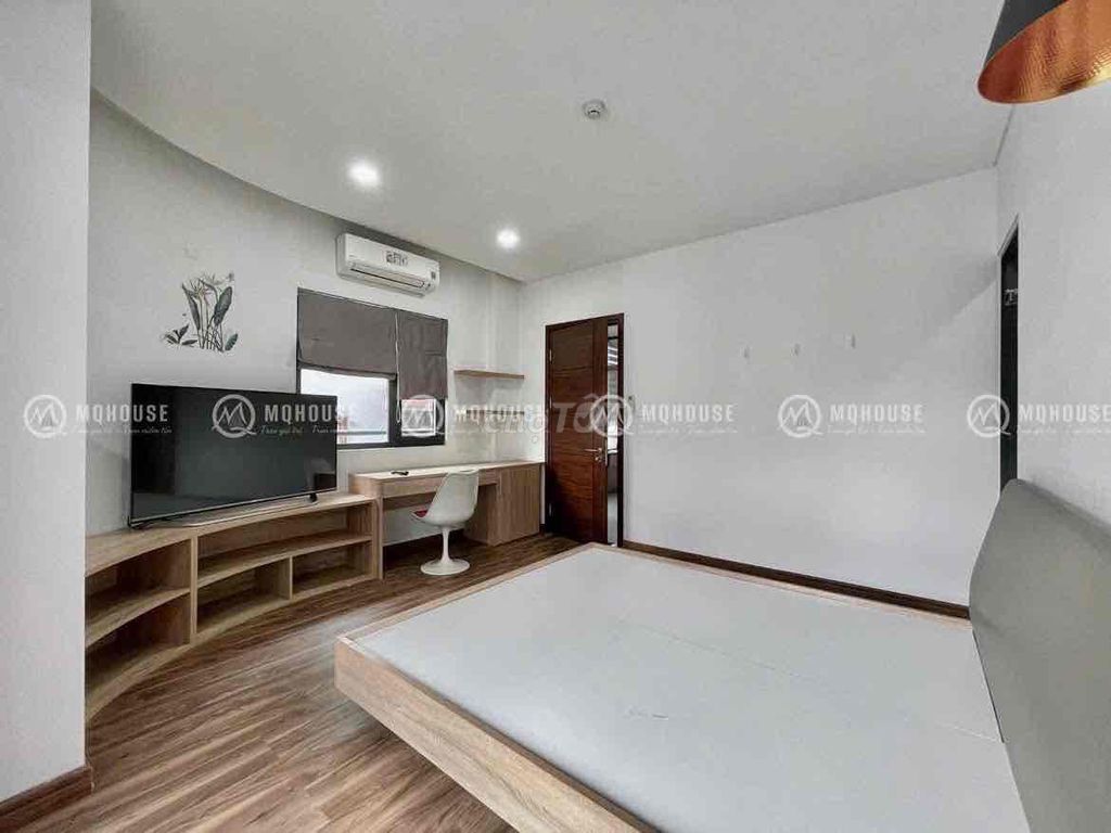 The two-size balcony suite is near the seven-center Tân Bình district.
