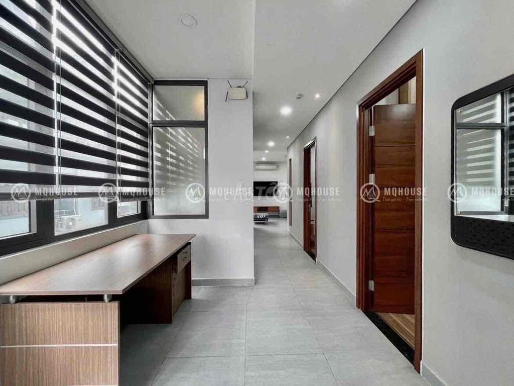 The two-size balcony suite is near the seven-center Tân Bình district.