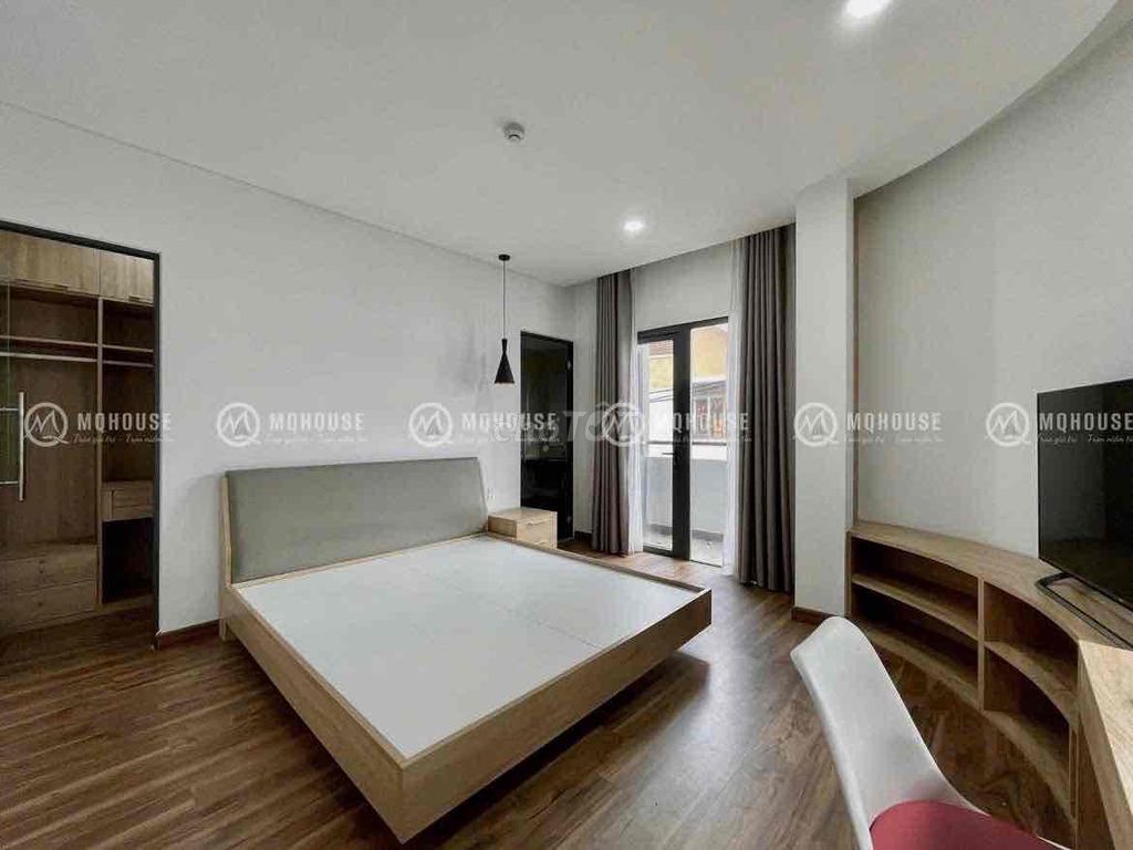 The two-size balcony suite is near the seven-center Tân Bình district.