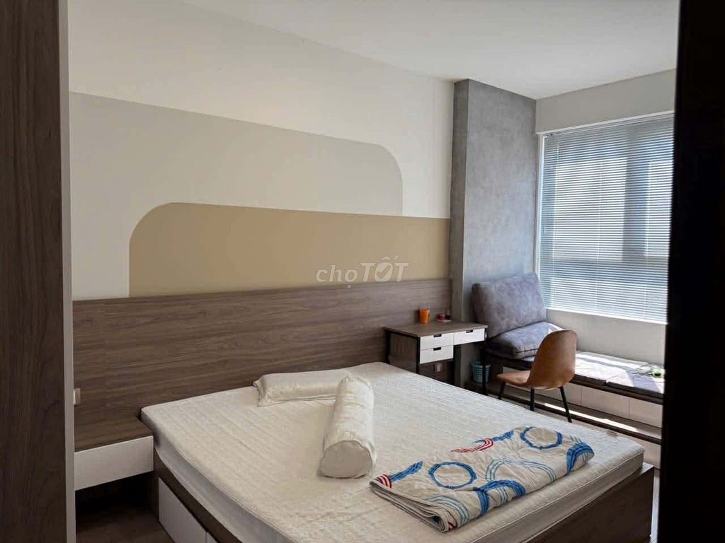 Get in right now, EOF 7 Hagueevard, wide view, client.