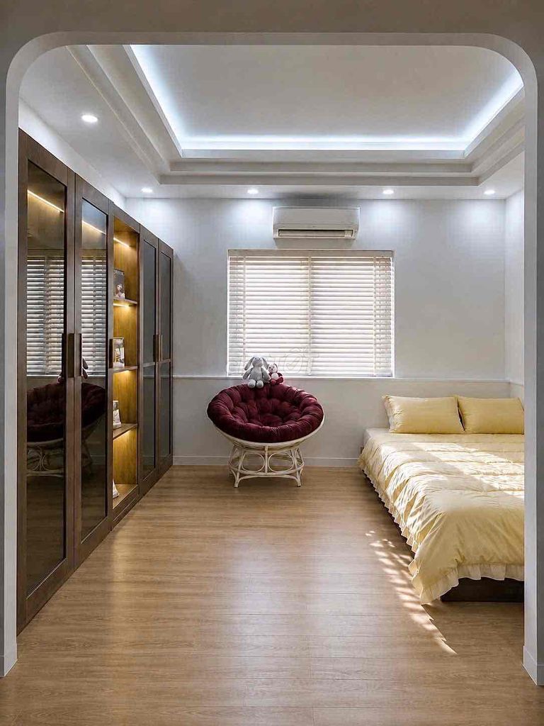 The owner gave the Mutee himself a 40-mz bedroom, which is right at the airport.