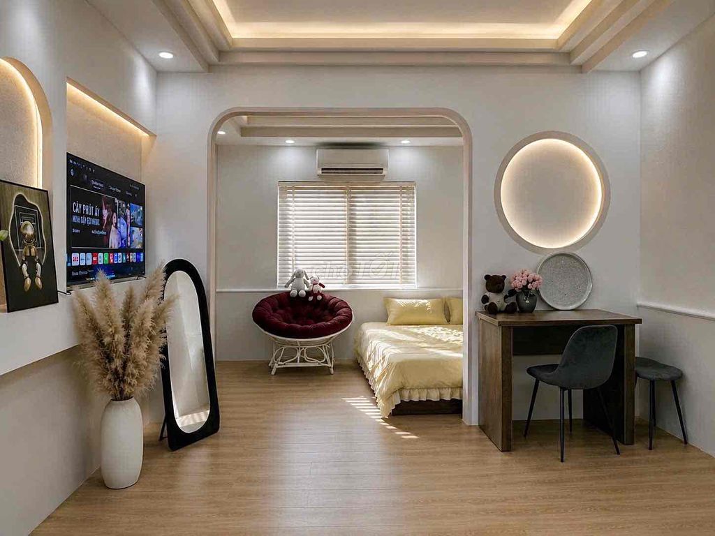 The owner gave the Mutee himself a 40-mz bedroom, which is right at the airport.