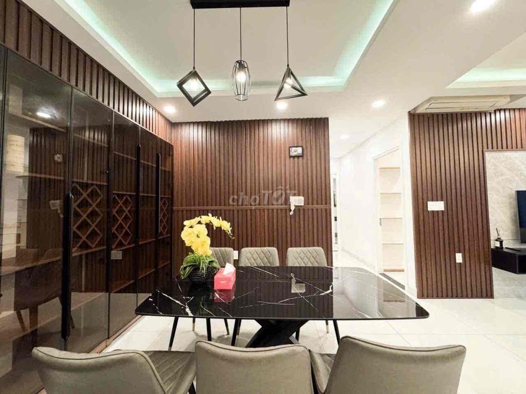 It's the owner who has rented Sunrise CityView apartment. Two good toilets.