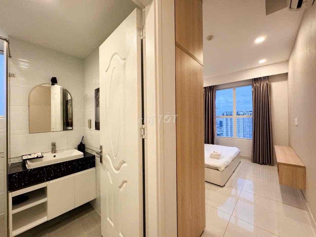 It's the owner who has rented Sunrise CityView apartment. Two good toilets.
