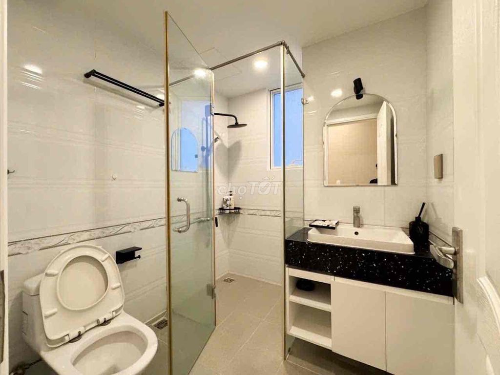 It's the owner who has rented Sunrise CityView apartment. Two good toilets.