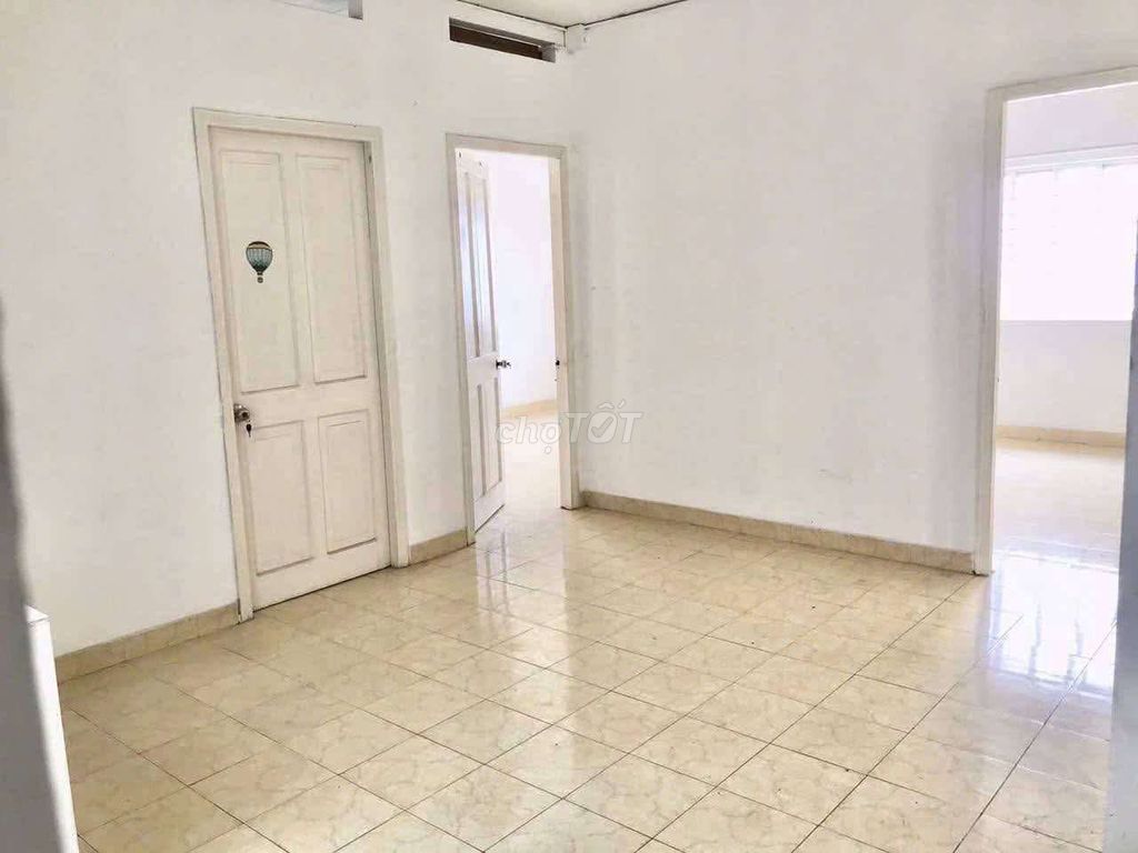 425 feet, 2 bedrooms, basic interior toilets, air-cleaning machines.