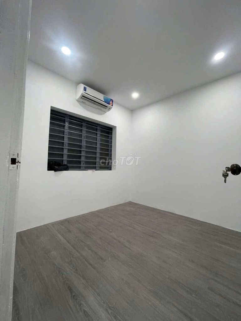 425 feet, 2 bedrooms, basic interior toilets, air-cleaning machines.