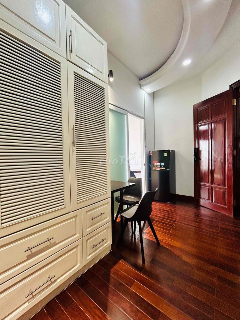Tell Zhang the Guardian of Studio, a Bancol Bedroom right near the Bridge of England.