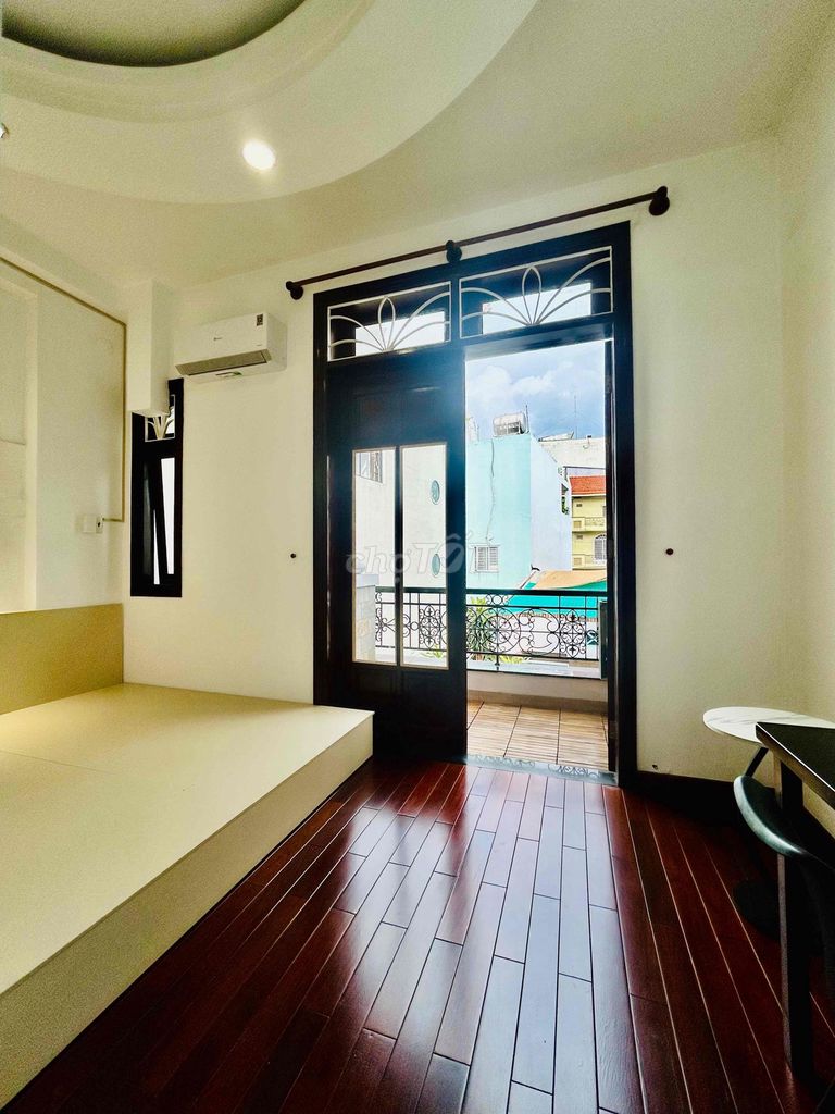 Tell Zhang the Guardian of Studio, a Bancol Bedroom right near the Bridge of England.