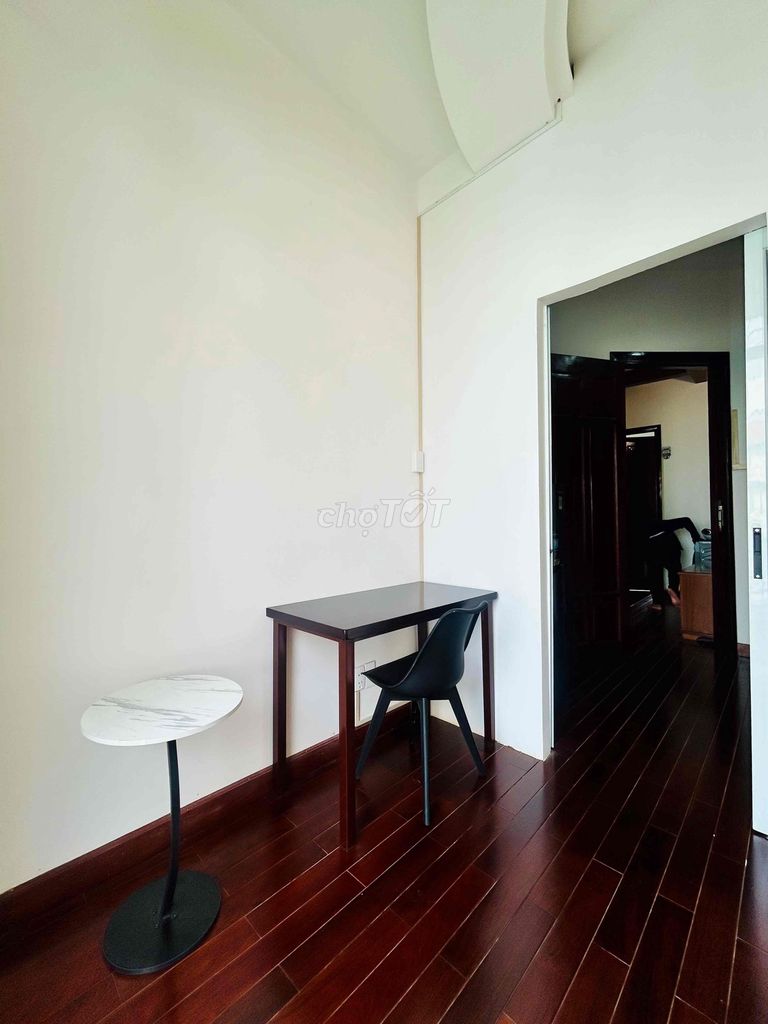 Tell Zhang the Guardian of Studio, a Bancol Bedroom right near the Bridge of England.