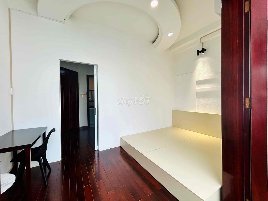 Tell Zhang the Guardian of Studio, a Bancol Bedroom right near the Bridge of England.