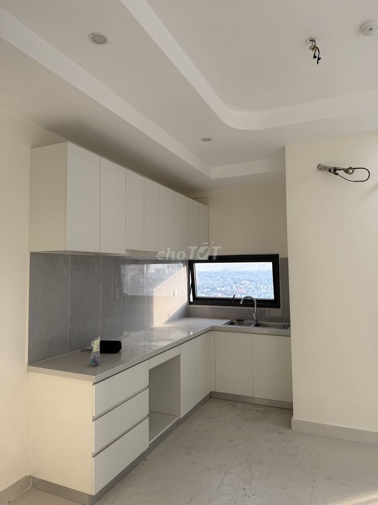 Renting Aurora Residence three empty bedrooms.