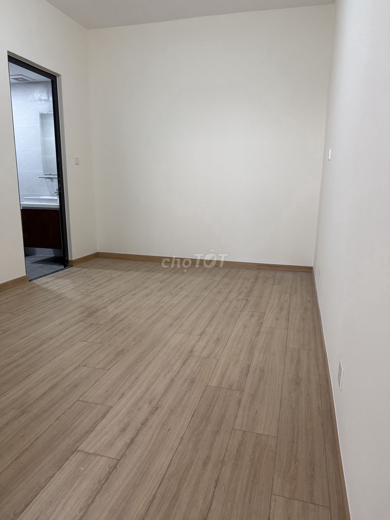 Renting Aurora Residence three empty bedrooms.