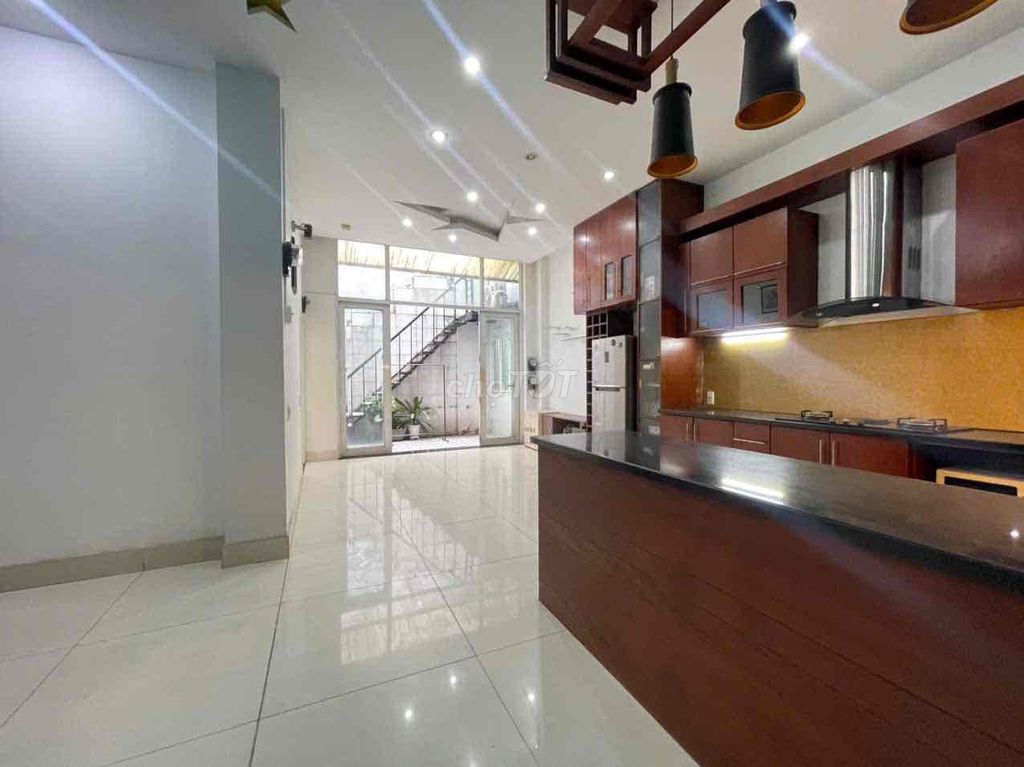 Three bedrooms. Three bathrooms. 80 meters.