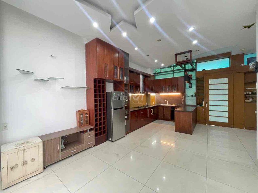 Three bedrooms. Three bathrooms. 80 meters.