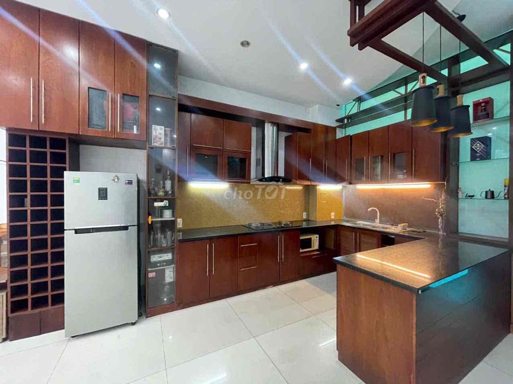 Three bedrooms. Three bathrooms. 80 meters.