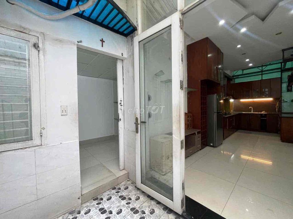Three bedrooms. Three bathrooms. 80 meters.