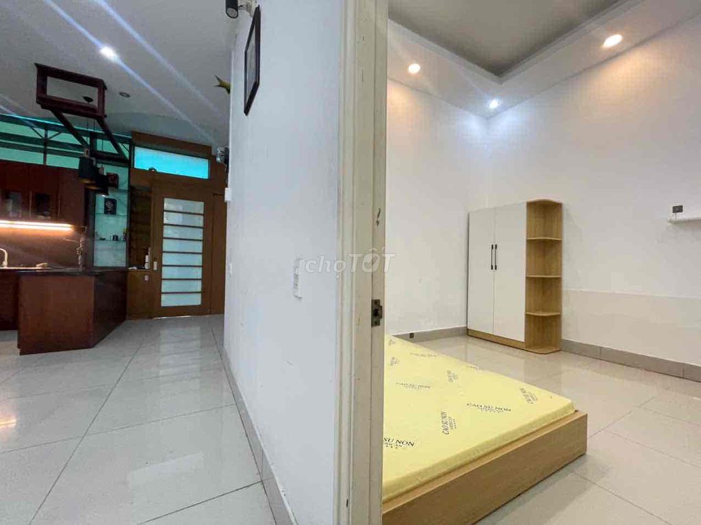 Three bedrooms. Three bathrooms. 80 meters.