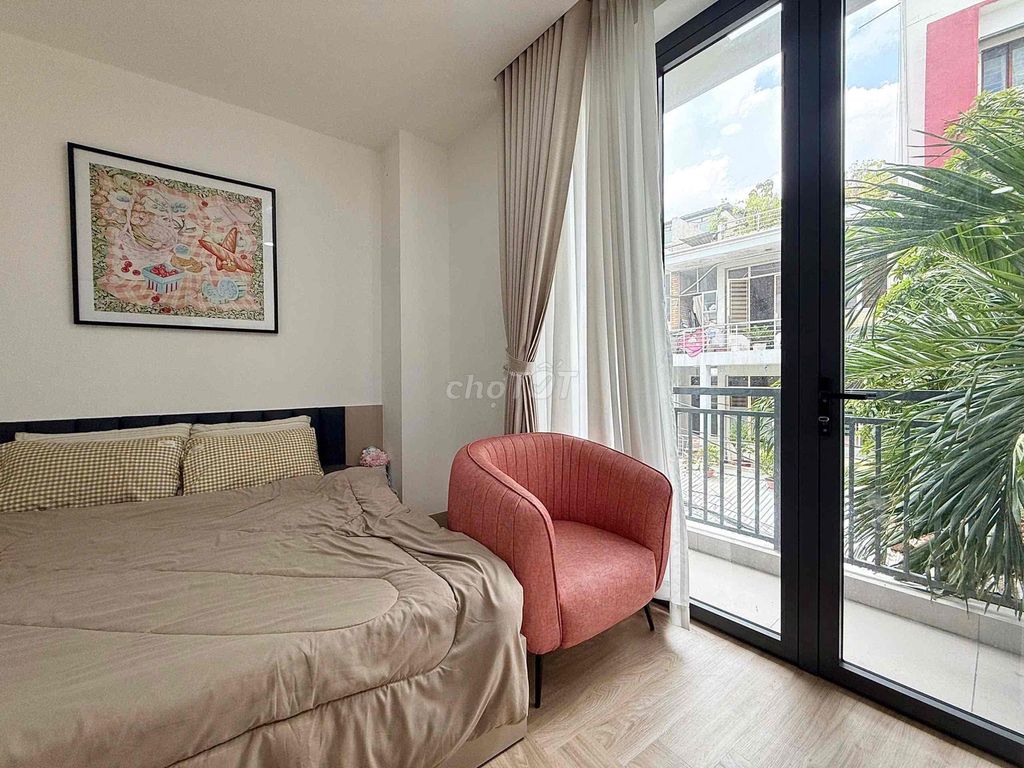 Rent the balcony studio-- T3th Station-- rich armor, District 10