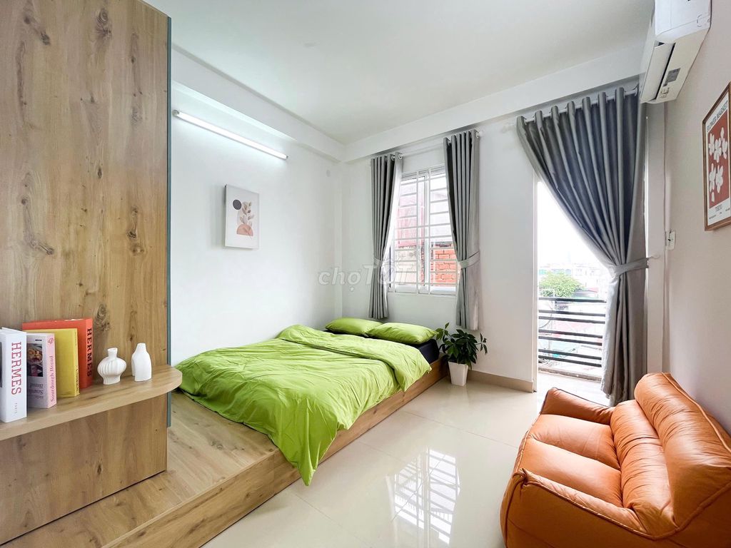 An industrial bedroom, Emart full of dry elevators.
