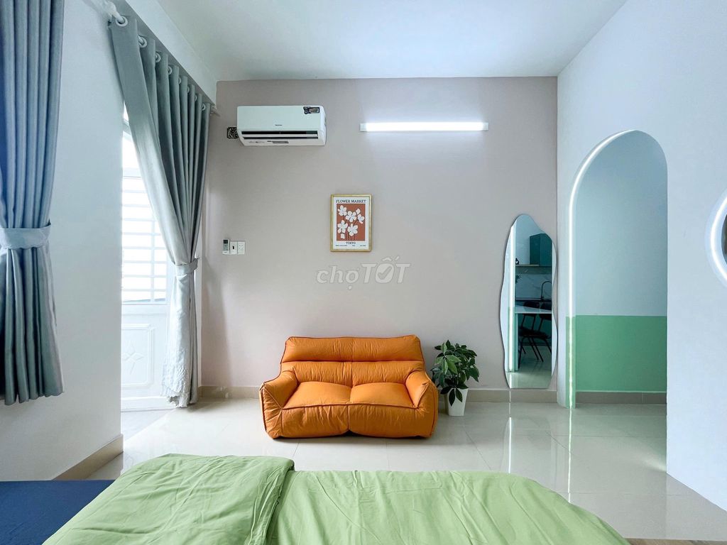 An industrial bedroom, Emart full of dry elevators.