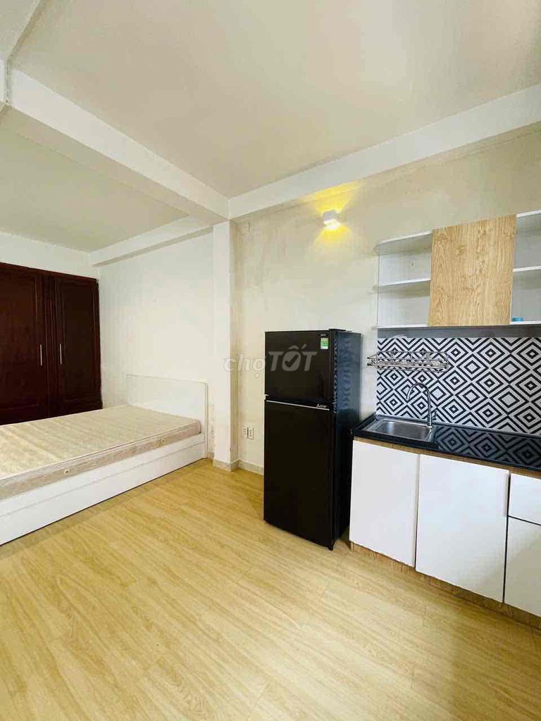 The balcony studio -- big room, Quang Trung.