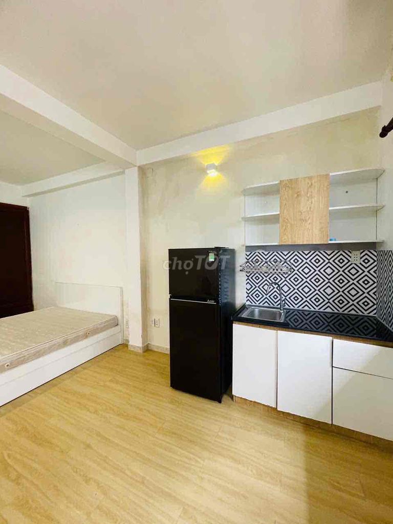 The balcony studio -- big room, Quang Trung.