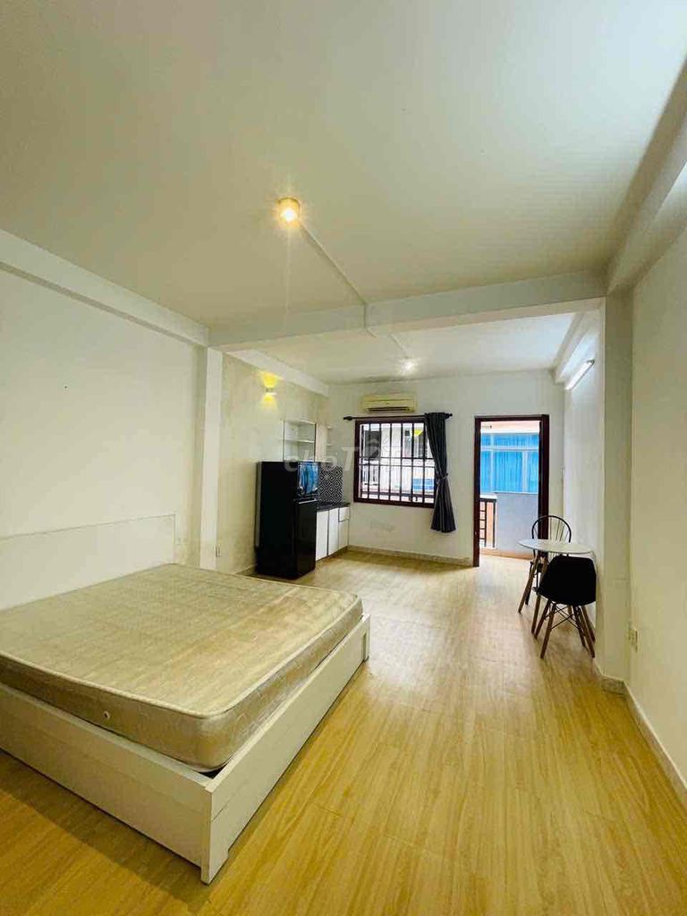 The balcony studio -- big room, Quang Trung.